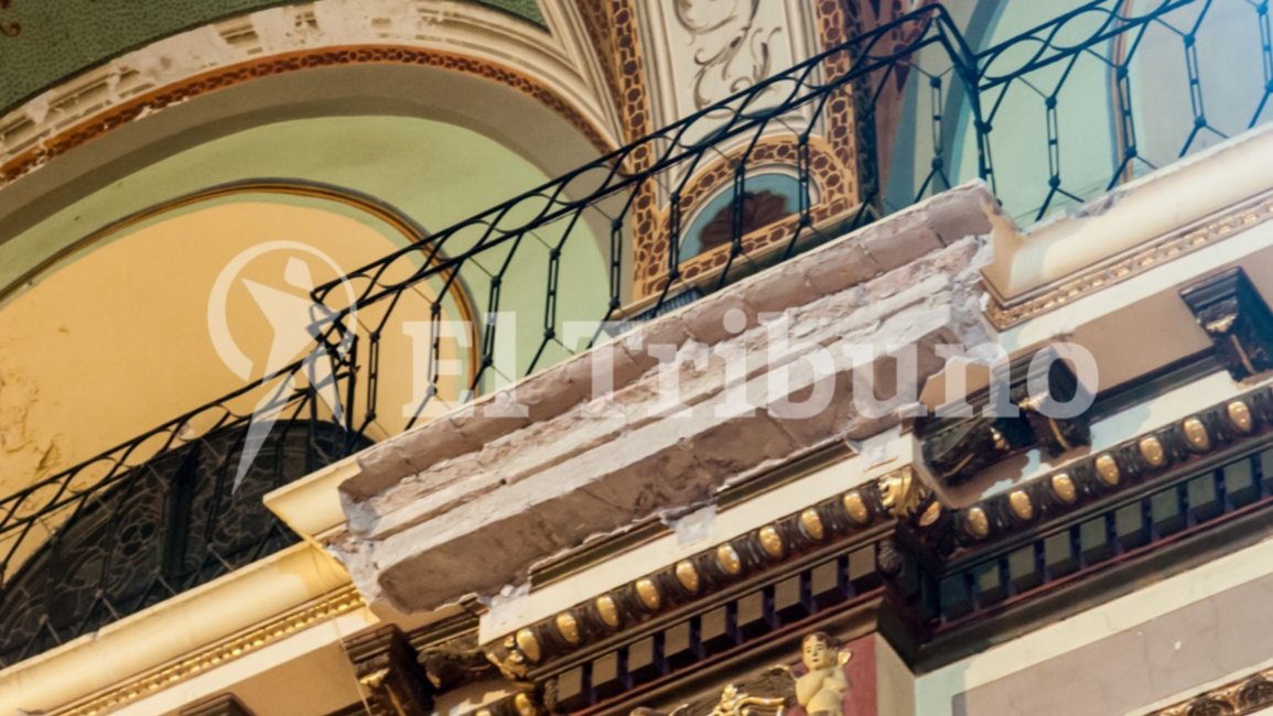 VIDEO: Se desprendió parte de la mampostería de la Catedral