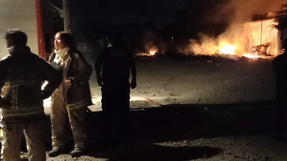 Un voraz incendio consumió un galpón de reciclado