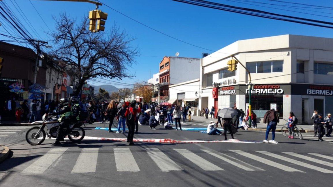 Docentes de toda la provincia marcharán mañana por el microcentro salteño