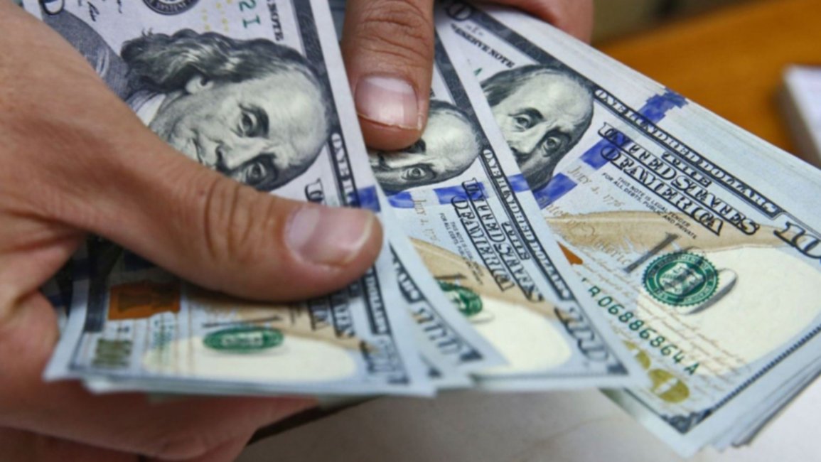 El dólar blue subió y quedó más cerca de su nivel récord