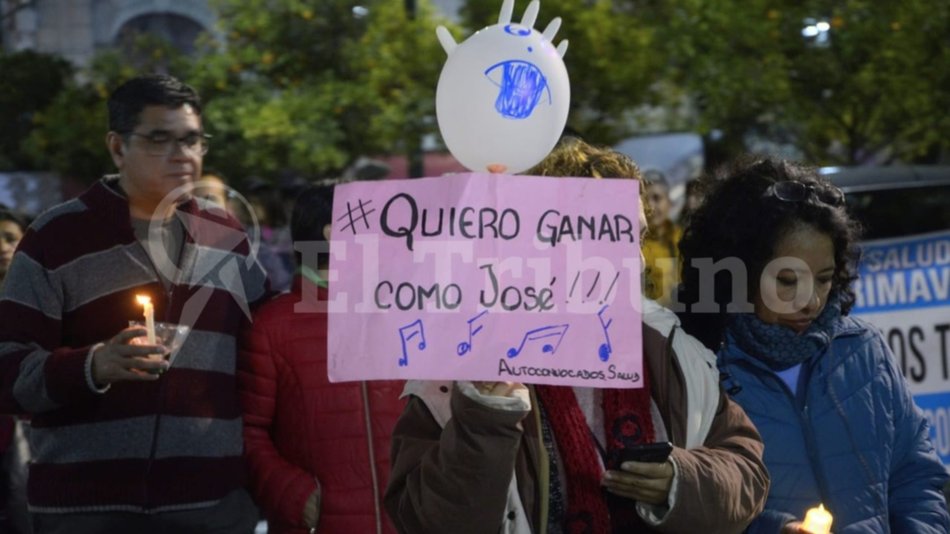 VIDEO: Con carteles de "Quiero ganar como José", autoconvocados de la Salud marchan en el centro salteño