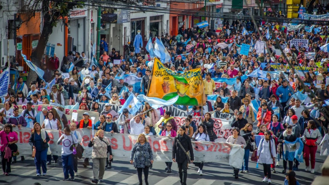 El centro, un caos por la marcha de docentes y profesionales de la salud