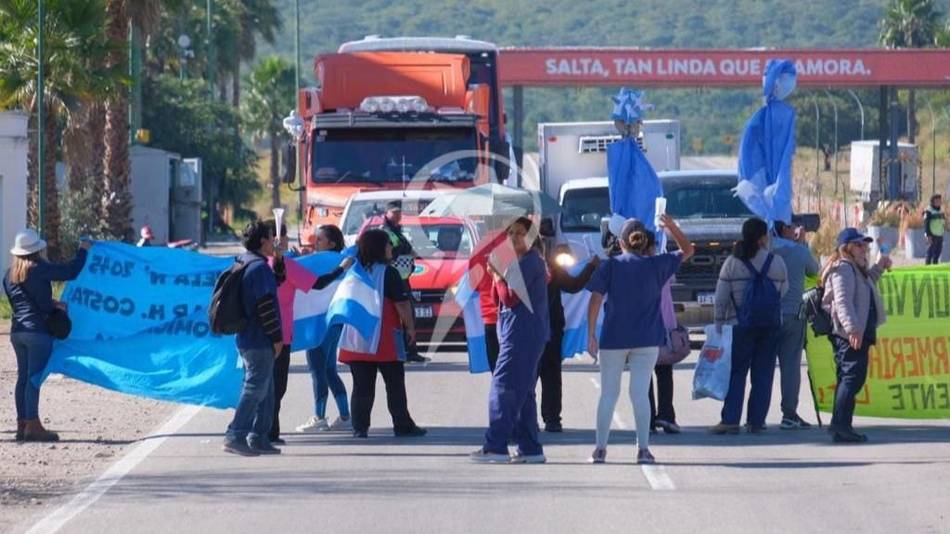 Docentes y personal de Salud autoconvocados se concentran en el expeaje Aunor y realizan nuevos cortes