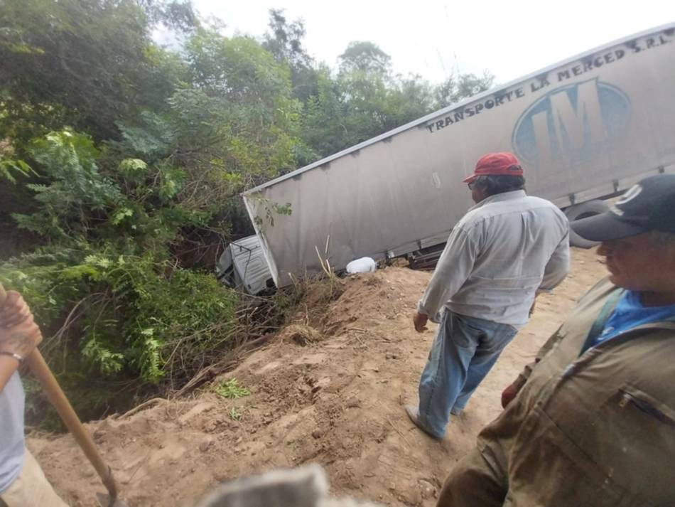 Terrible accidente en la ruta 68: un camión cayó en un profundo barranco