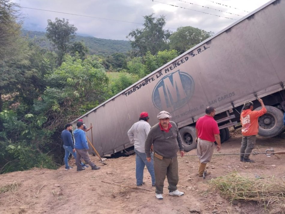 Terrible accidente en la ruta 68: un camión cayó en un profundo barranco