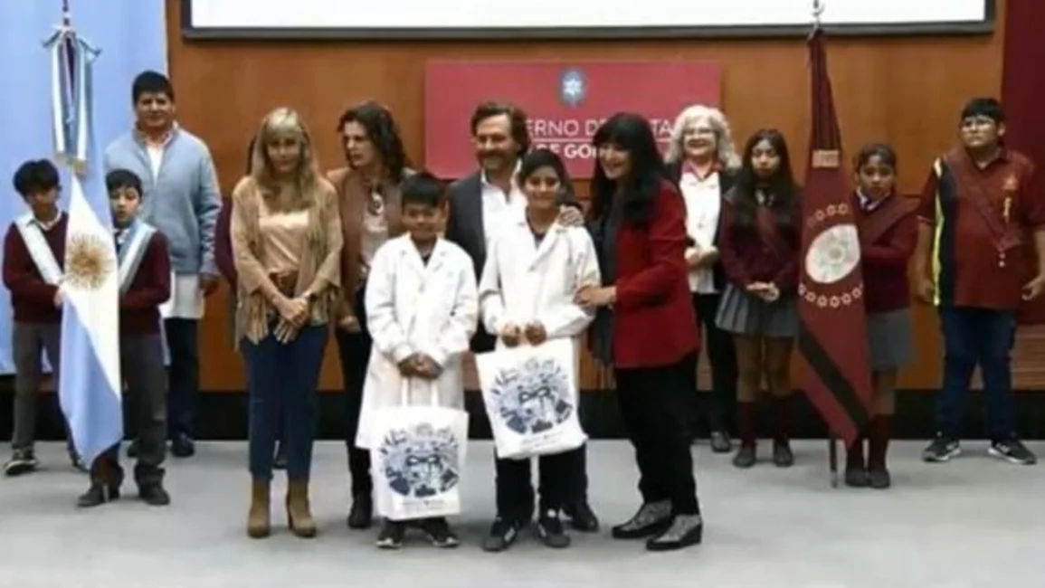 La Provincia entrega más de 250.000 manuales y kits escolares: "Usen estos libros con orgullo", pidió Sáenz a los estudiantes