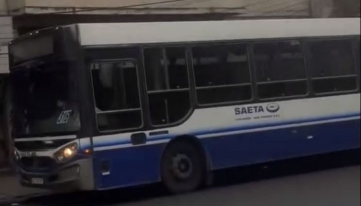 Revuelo en el centro por el choque entre un colectivo y un patrullero