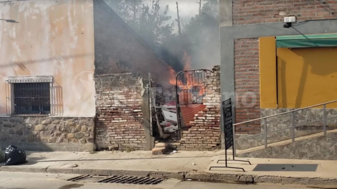 Un voraz incendio se desató en una casa de cartoneros en General Güemes