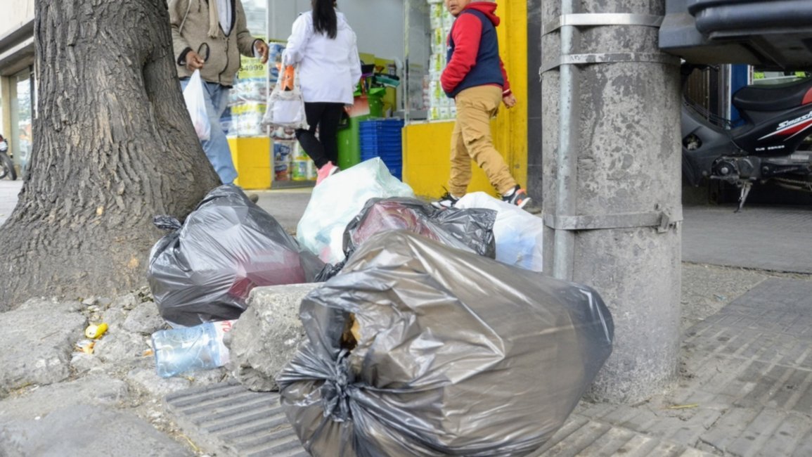 Algunos comerciantes sacaron la basura a pesar de la falta de servicio por el paro