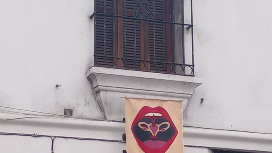 Vecinos alarmados por fiestas electrónicas frente a la iglesia San Francisco: “Colgaron la imagen de una vagina como insulto a la comunidad religiosa”