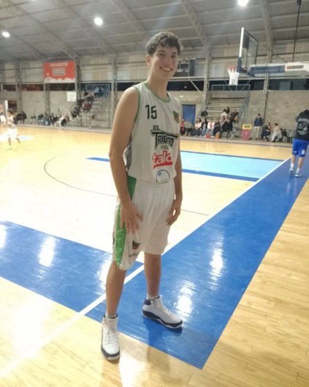 Le robaron las zapatillas y sus compañeros del club lo emocionaron hasta las lágrimas