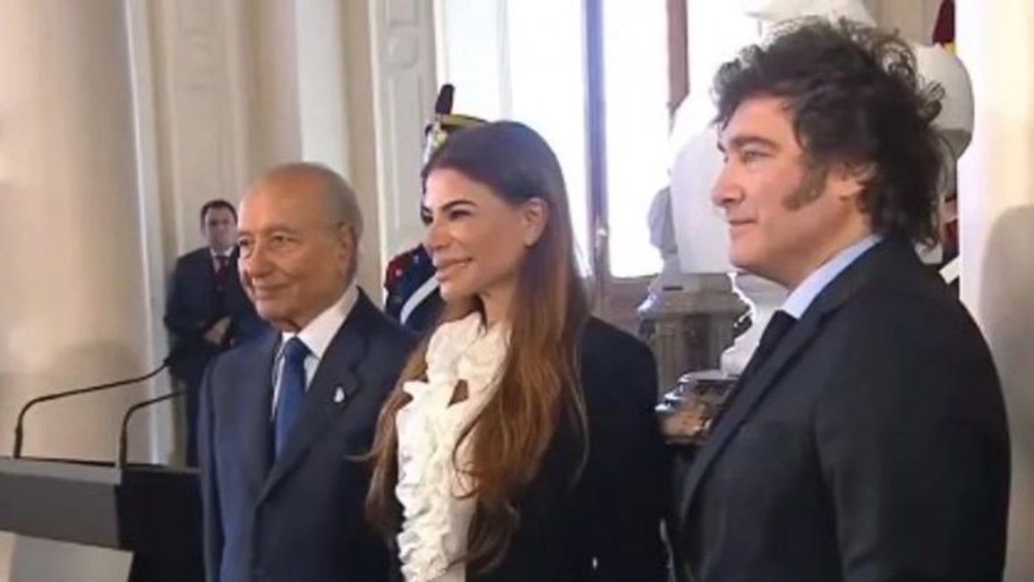 VIDEO. Entre lágrimas, Milei inauguró el busto de Menem en Casa Rosada: "Es un acto de justicia"