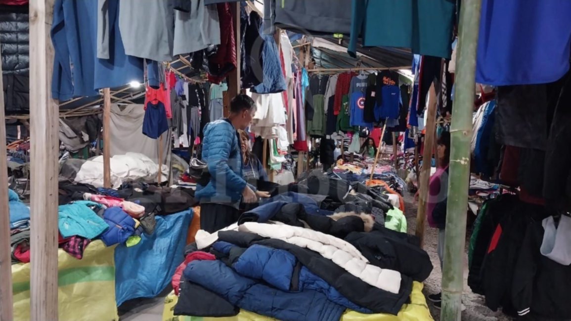 VIDEO. Tiempo de frío: En la feria "La Sureste Salteña” ofrecen dos camperas por 15 mil pesos