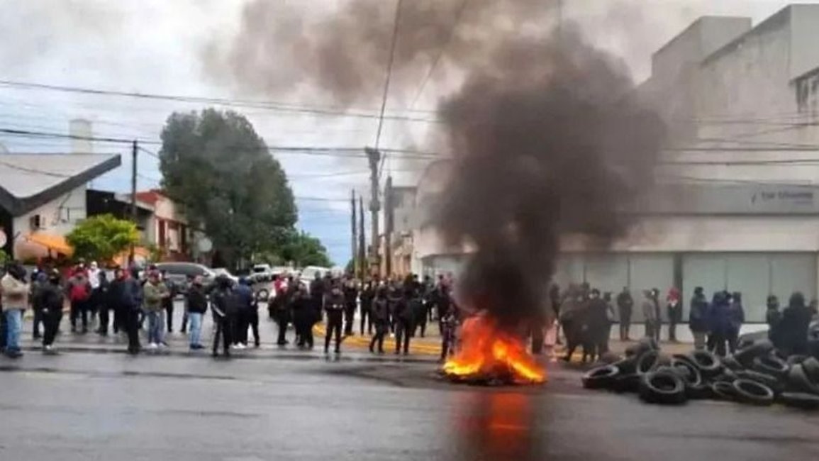 Crece la tensión en Misiones: tercer día de protestas policiales y docentes