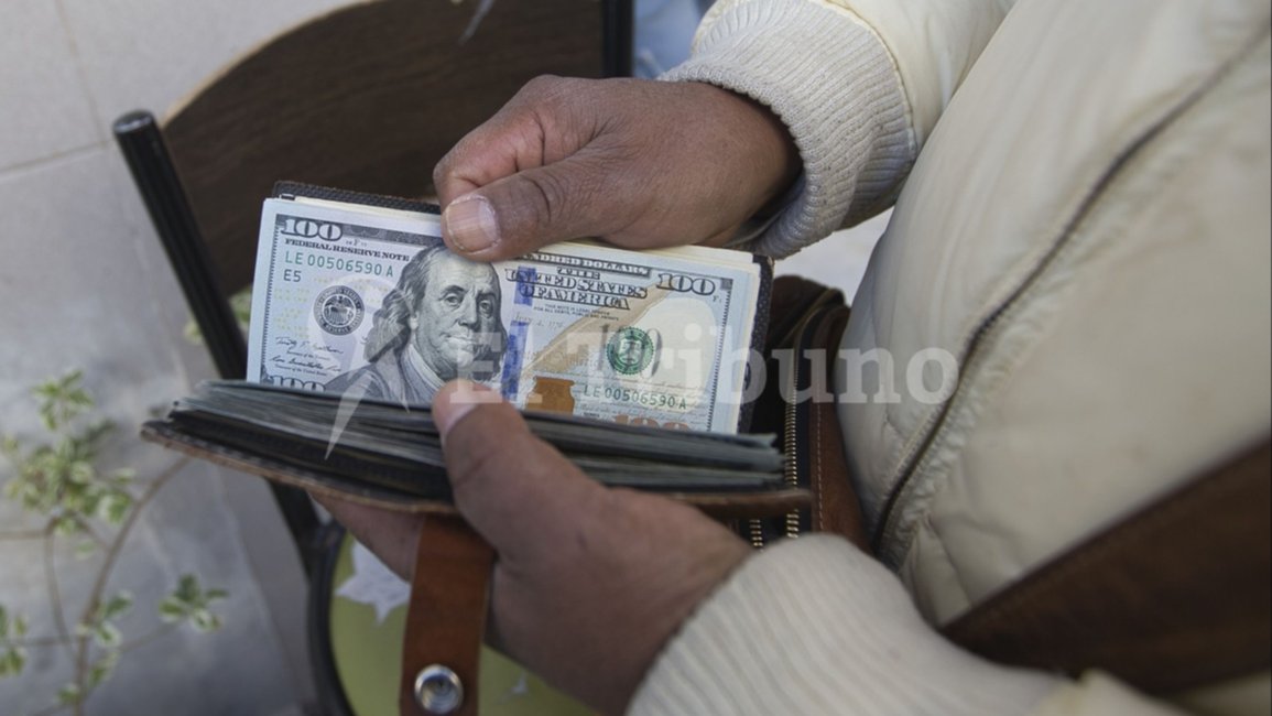 Fuerte suba del dólar blue en Salta: a cuánto cotizó este lunes