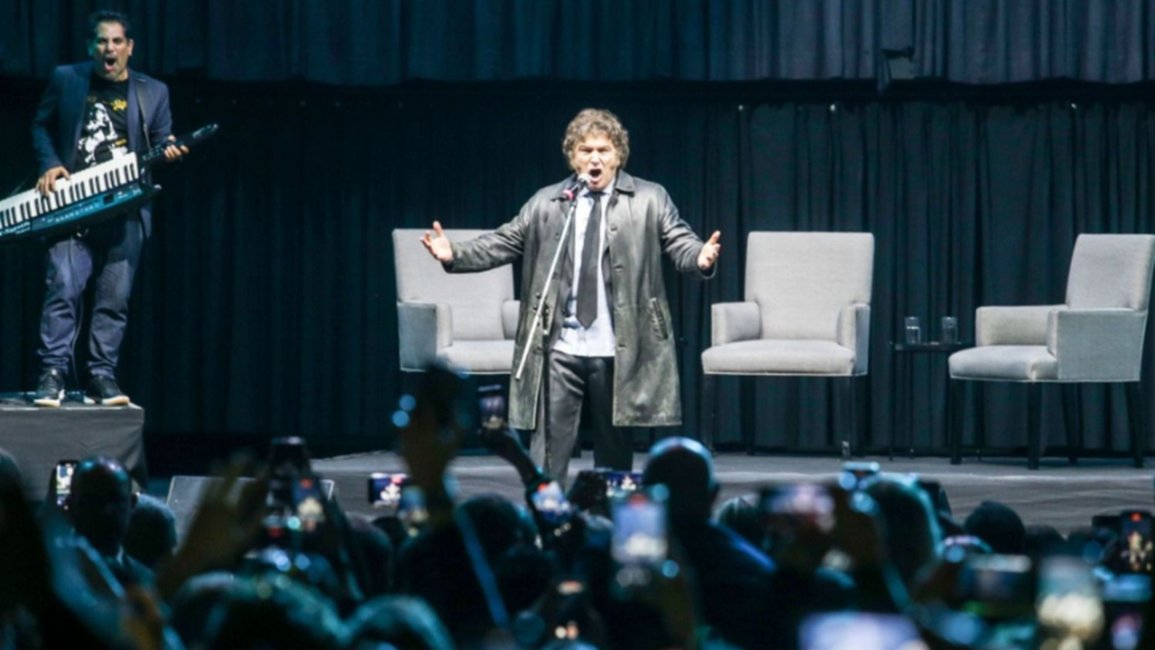 Javier Milei presentó su libro en el Luna Park: "Si no nos metemos en el barro, los zurdos nos llevan puestos"