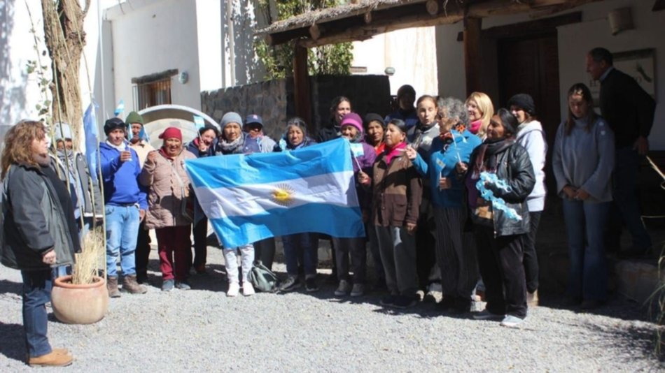 Artesanos de poblaciones lejanas de la Quebrada bajaron hasta Alfarcito: conmemorarán el cumpleaños del padre Chifri