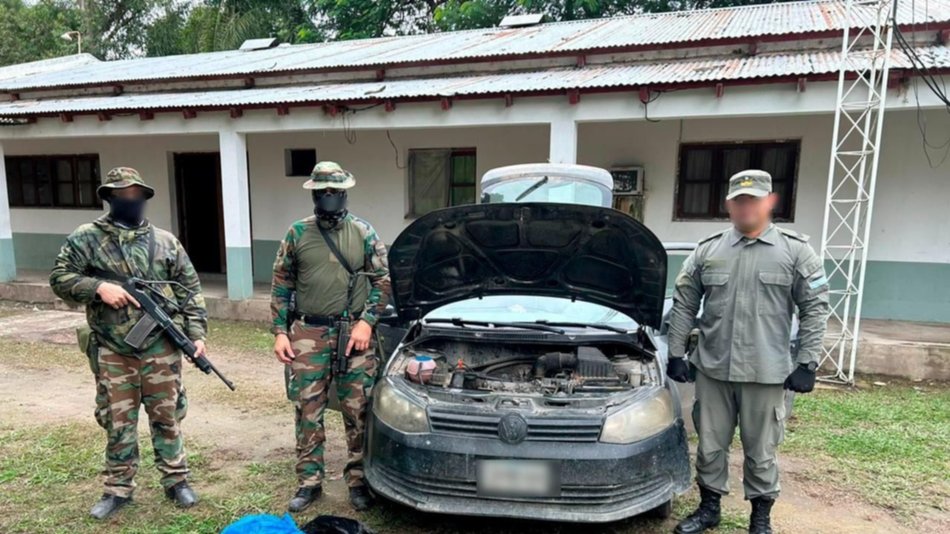 Llevaba cocaína escondida en el motor del auto: un perro antinarcóticos lo delató