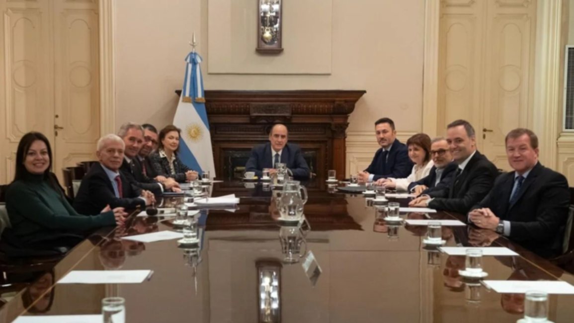Francos tuvo su primera reunión formal de Gabinete y recibió a funcionarios de Kicillof
