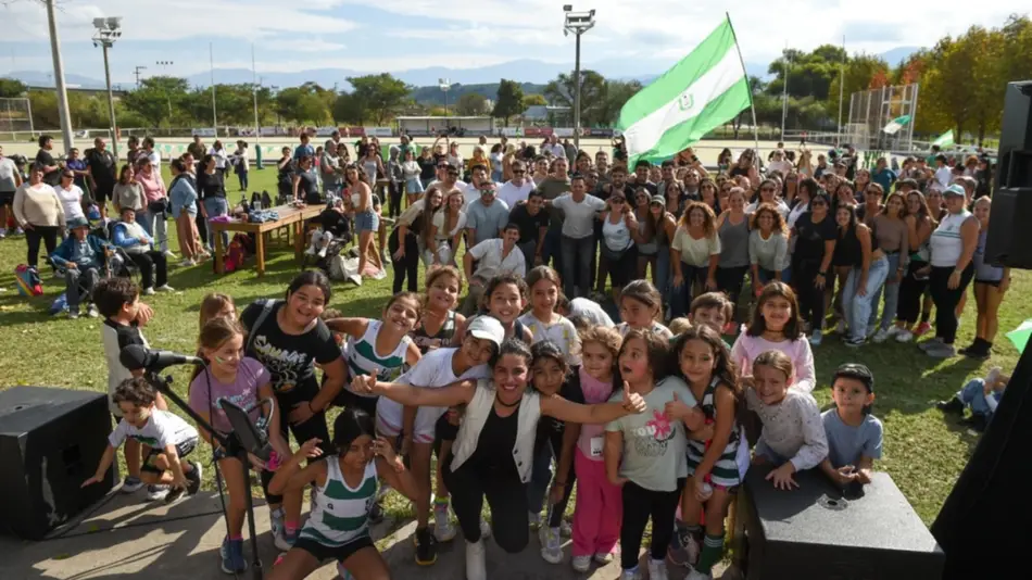 La "U" vivió una fiesta total y sopló 64 velitas