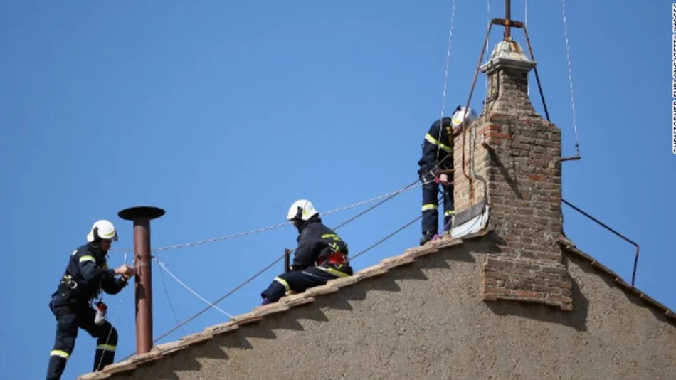 El Vaticano ya instaló la chimenea en la Capilla Sixtina para el cónclave