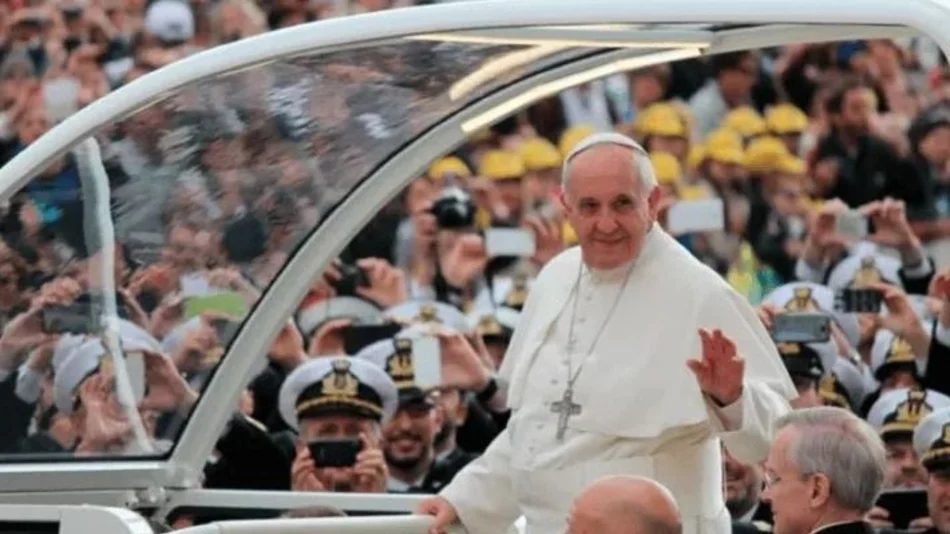 Por pedido de Francisco, el Vaticano donará el papamóvil para convertirlo en una clínica infantil