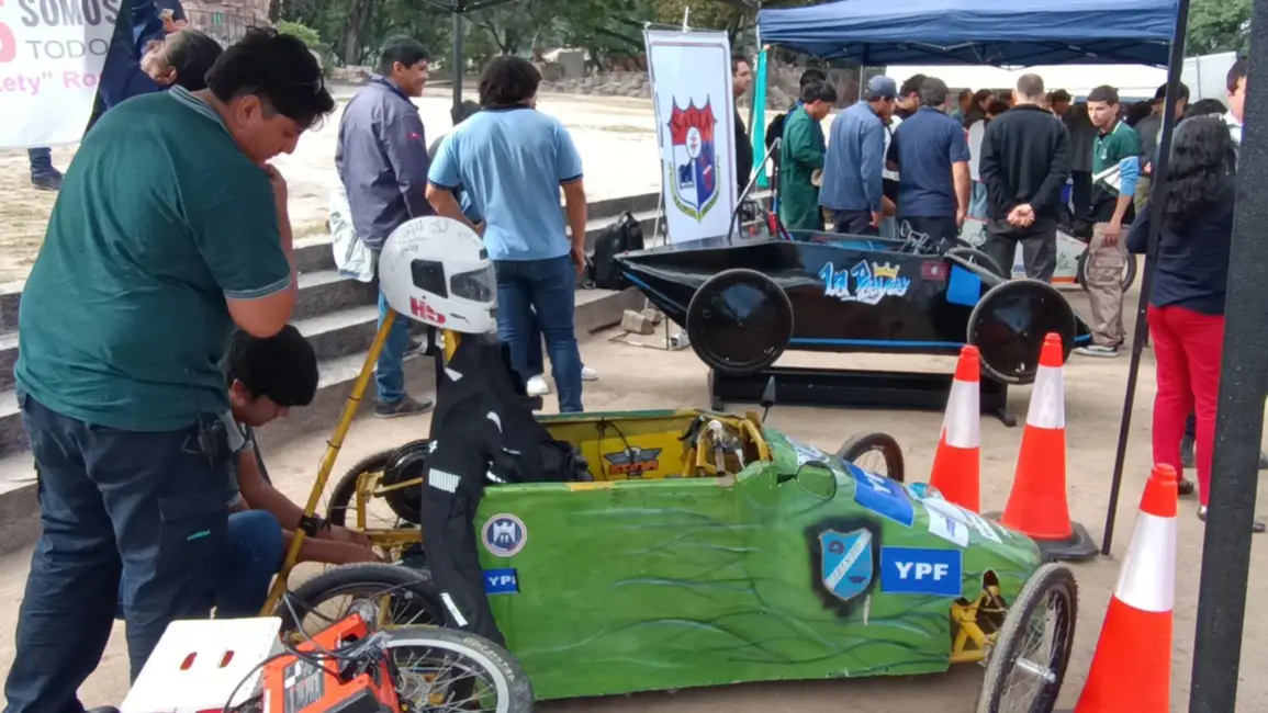 Estudiantes salteños presentaron sus autos eléctricos
