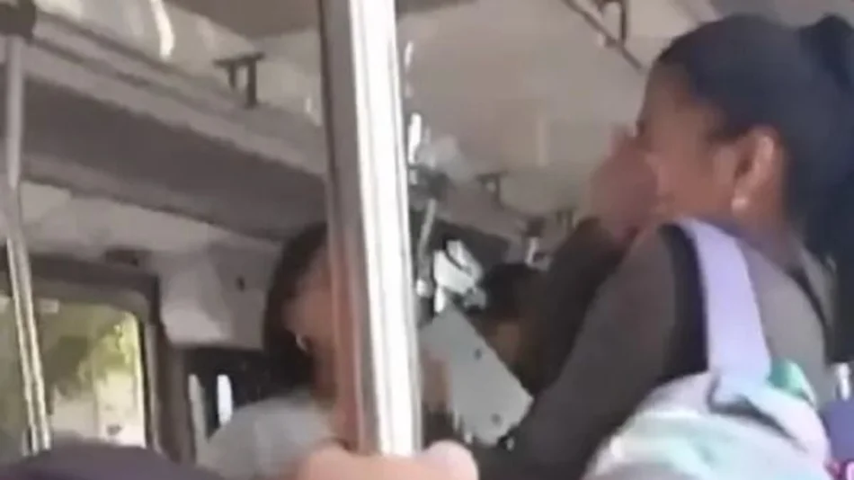 VIDEO. Violento ataque en un colectivo de Saeta: una mujer le pegó una piña a otra