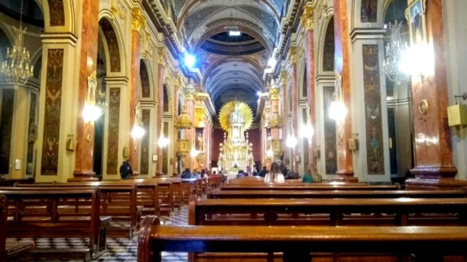 Testimonios de los salteños en la Catedral, mientras se reúne el cónclave que elegirá al nuevo Papa 