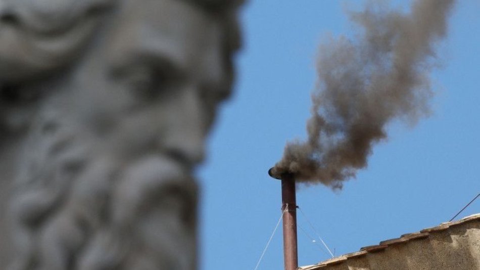 CONCLAVE. Nueva fumata negra en el Vaticano: siguen los debates y votaciones para conocer al nuevo papa