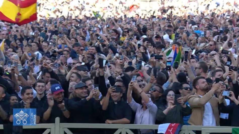 VIDEO. La reacción de los fieles en la plaza a la fumata blanca y las campanadas en la basílica San Pedro