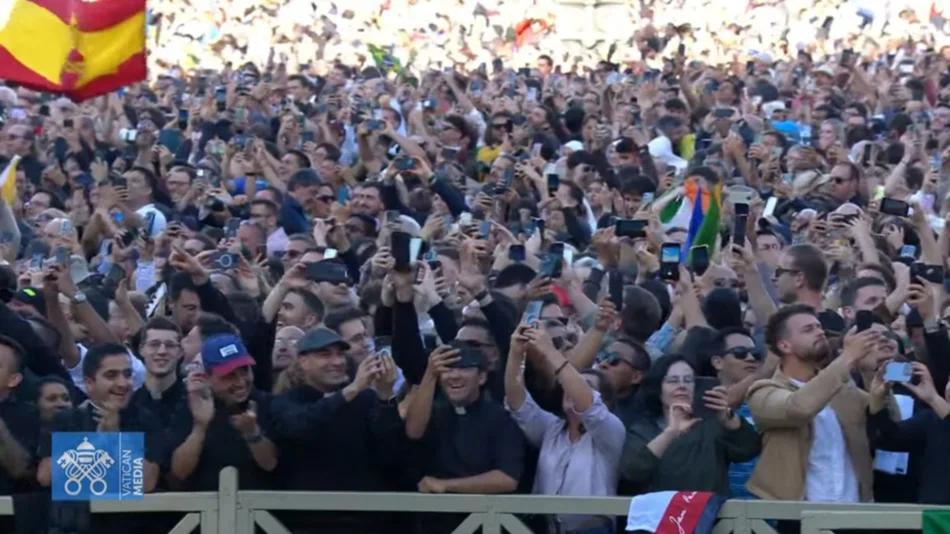 VIDEO. La reacción de los fieles en la plaza a la fumata blanca y las campanadas en la basílica San Pedro