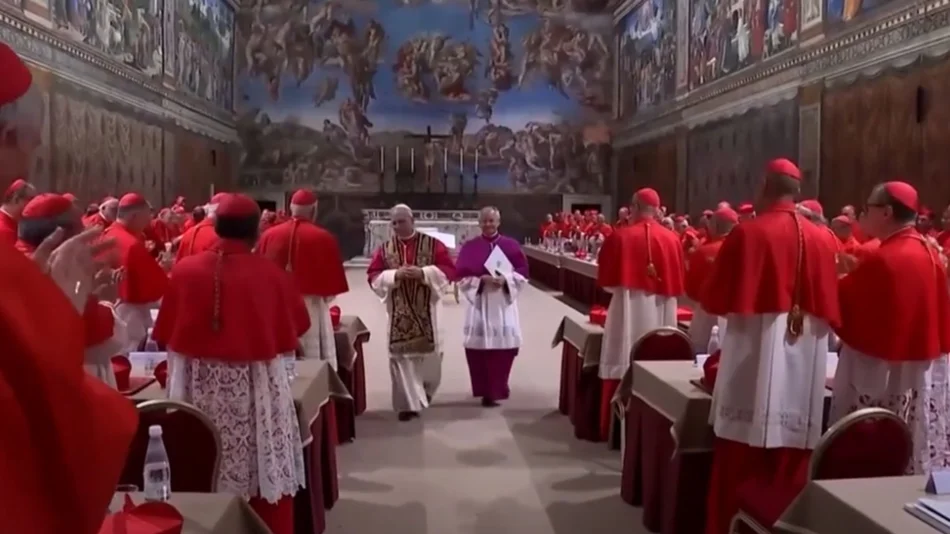 Las primeras Imágenes de León XIV en el Vaticano: oración a solas y un guiño a la sencillez