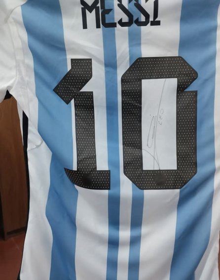 Gral. Güemes: Donaron una camiseta firmada por Lionel Messi- Gral. Güemes: Donaron una camiseta firmada por Lionel Messi