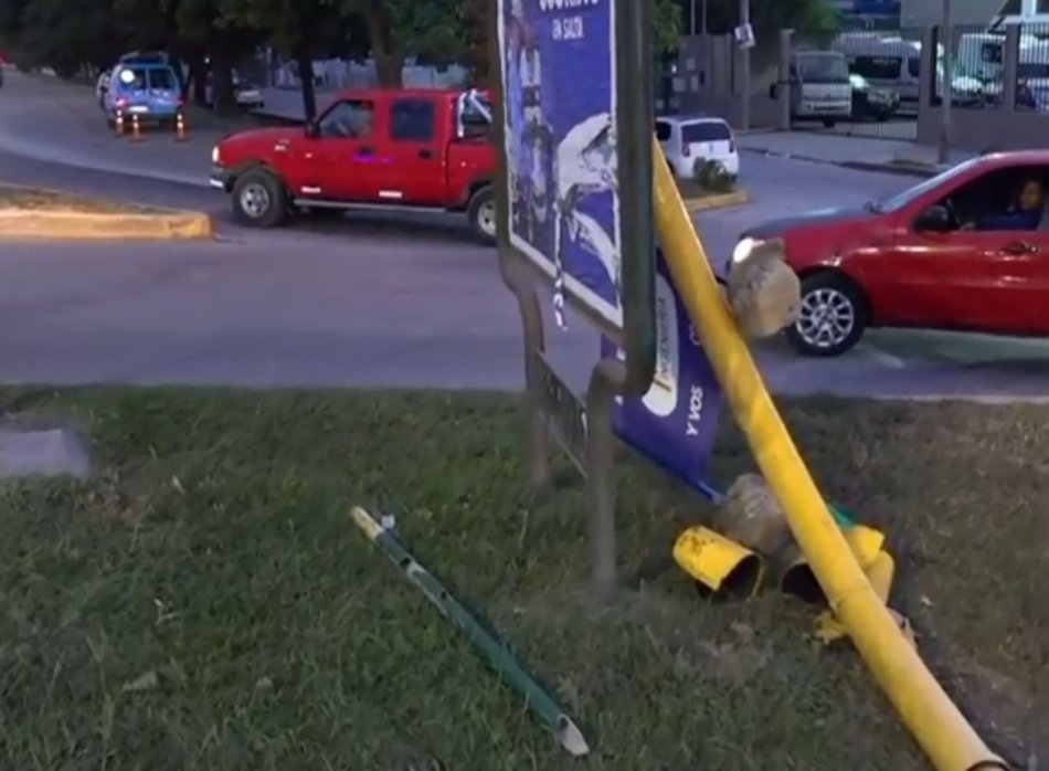 Siniestro vial: Camionero conducía con 2.08 de alcohol en sangre y arrasó tres semáforos en Avenida Paraguay- Siniestro vial: Camionero conducía con 2.08 de alcohol en sangre y arrasó tres semáforos en Avenida Paraguay