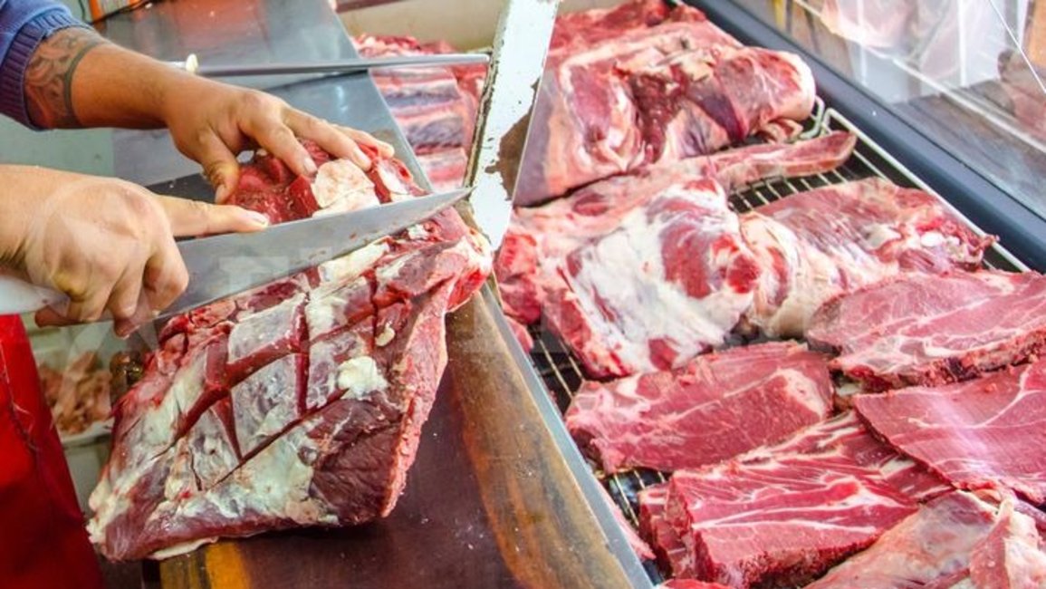 El precio de la carne se mantiene en los barrios, pero el consumo sigue en caída libre