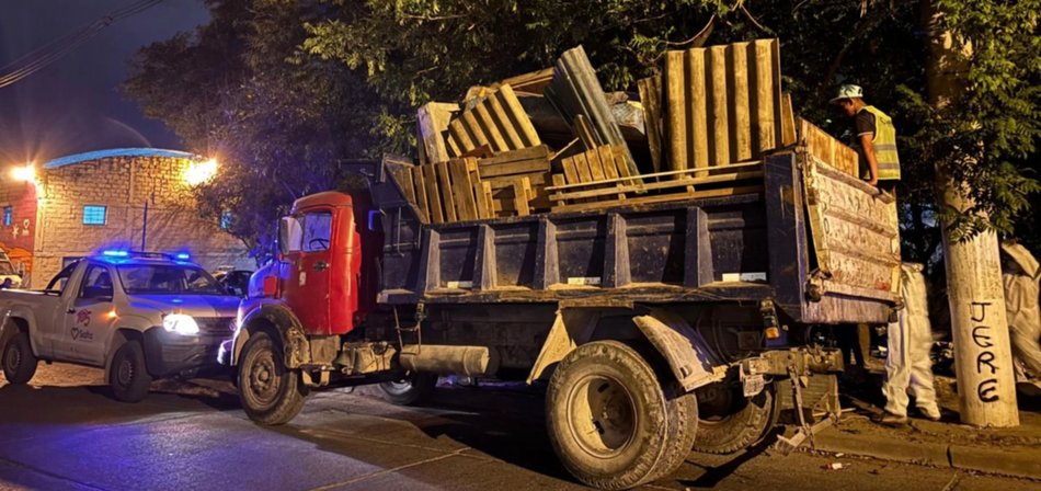 Salta: una familia acumuló toneladas de basura en una plazoleta durante años