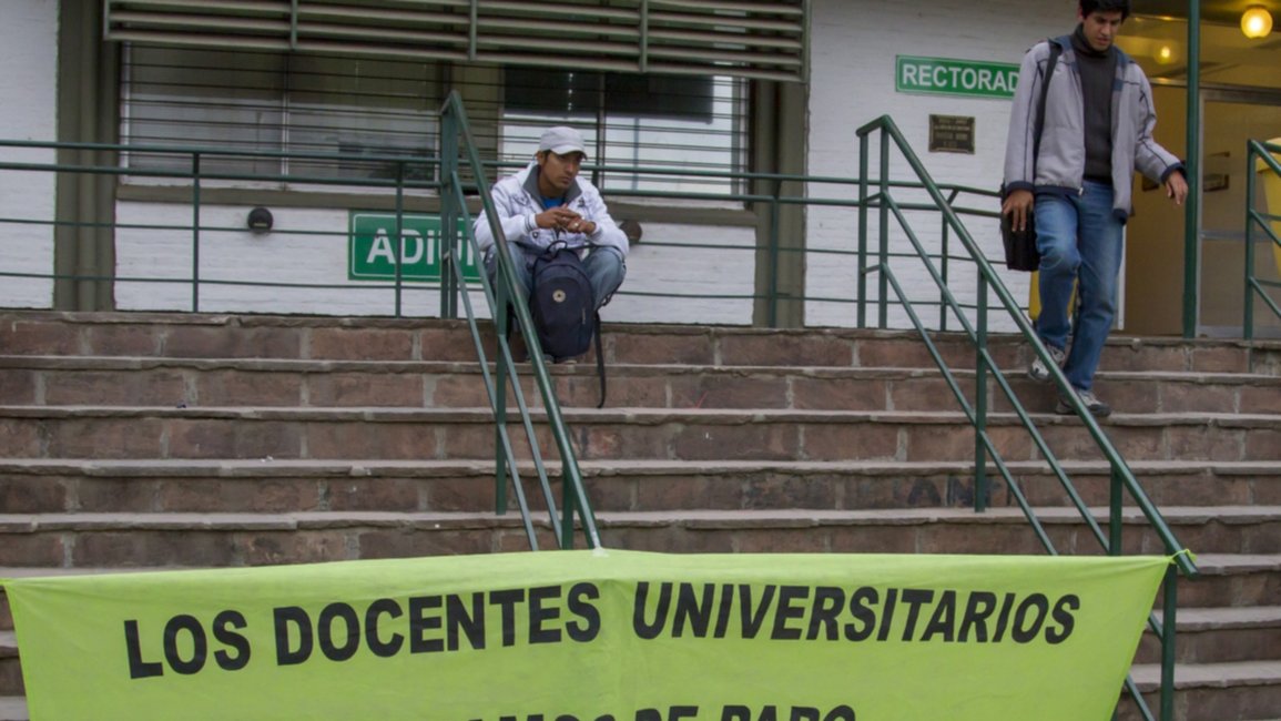 Fuerte acatamiento al paro docente en la UNSa