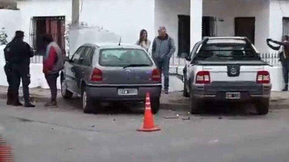 Salta: Violento siniestro vial casi termina con los autos adentro de una vivienda