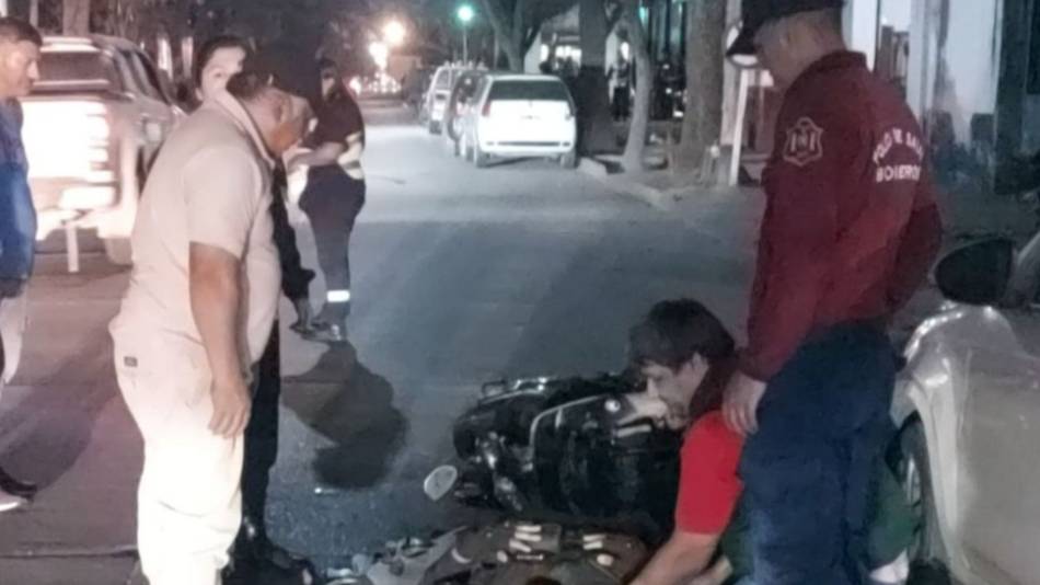 Por escapar de un control de motos chocó a un policía