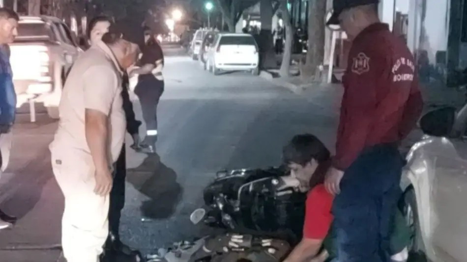 Por escapar de un control de motos chocó a un policía