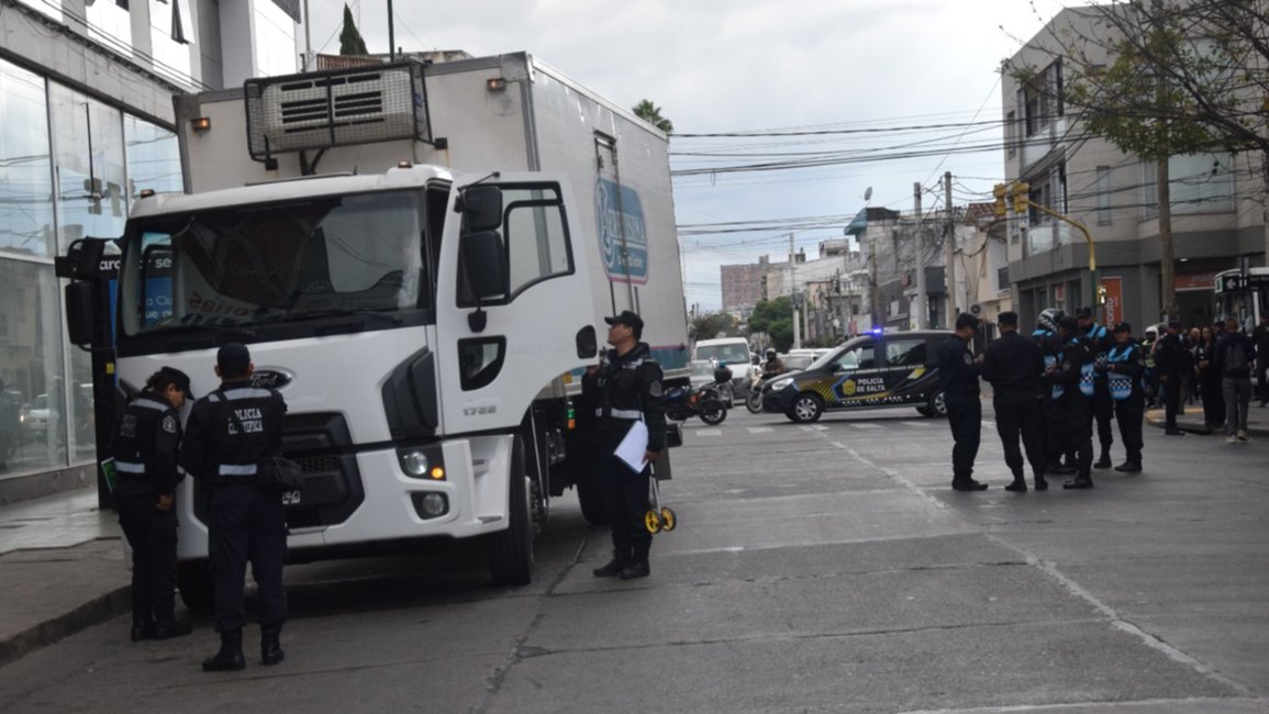 Accidente fatal en Jujuy y San Martín: falleció la mujer atropellada por un camión