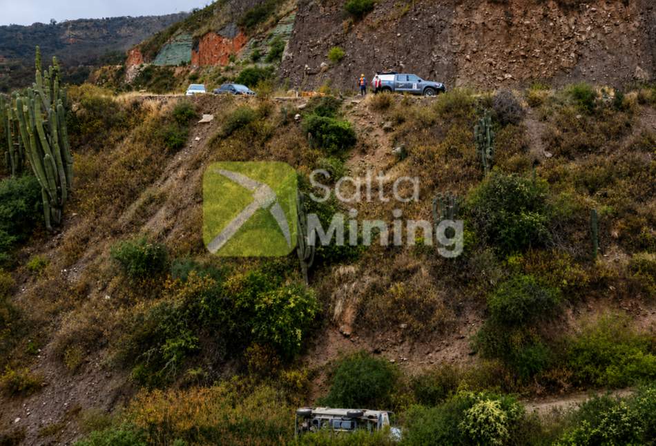 Milagro en la Cuesta del Obispo: una camioneta cayó 30 metros por un barranco y sus ocupantes sobrevivieron