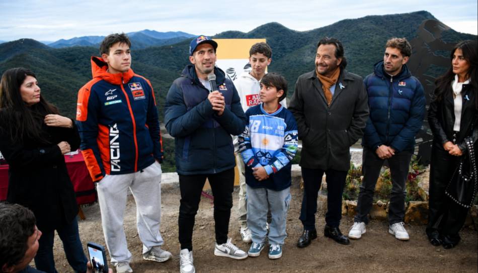 VIDEO. Por sus logros conseguidos en el Dakar, Kevin y Luciano Benavides fueron homenajeados en la cima del cerro Aladelta- VIDEO. Por sus logros conseguidos en el Dakar, Kevin y Luciano Benavides fueron homenajeados en la cima del cerro Aladelta