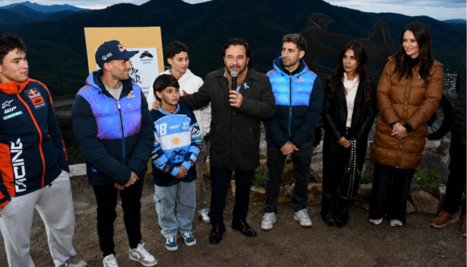 VIDEO. Por sus logros conseguidos en el Dakar, Kevin y Luciano Benavides fueron homenajeados en la cima del cerro Aladelta
