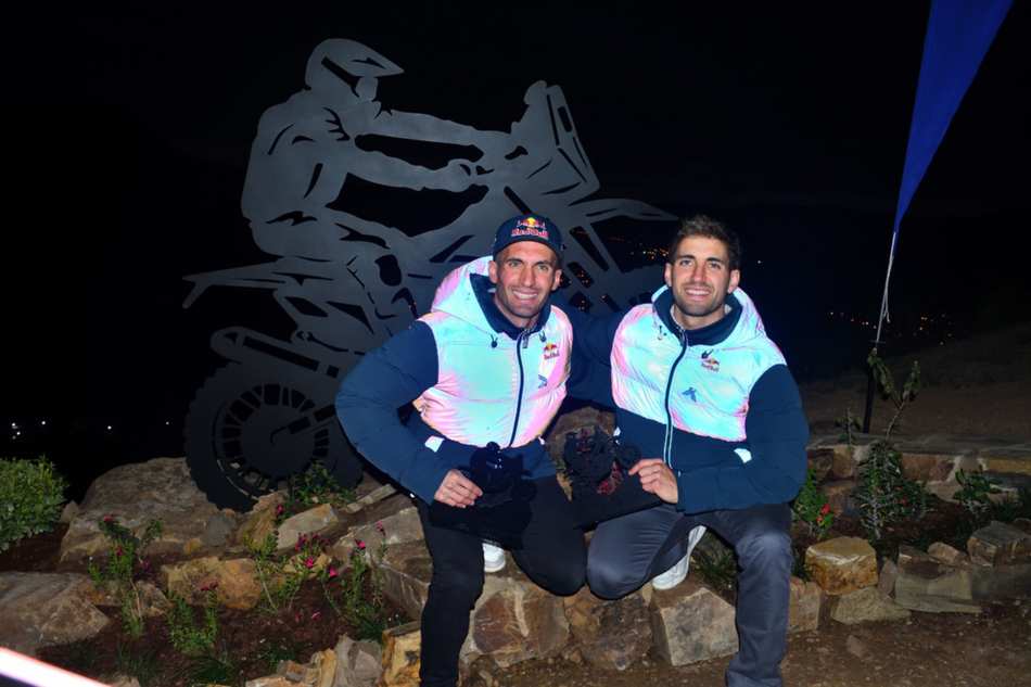 VIDEO. Por sus logros conseguidos en el Dakar, Kevin y Luciano Benavides fueron homenajeados en la cima del cerro Aladelta
