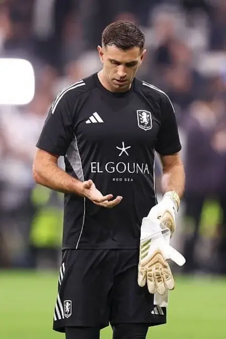 El "Dibu" Martínez se fracturó un dedo de la mano en la final de la Europa League y le realizarán estudios- El "Dibu" Martínez se fracturó un dedo de la mano en la final de la Europa League y le realizarán estudios