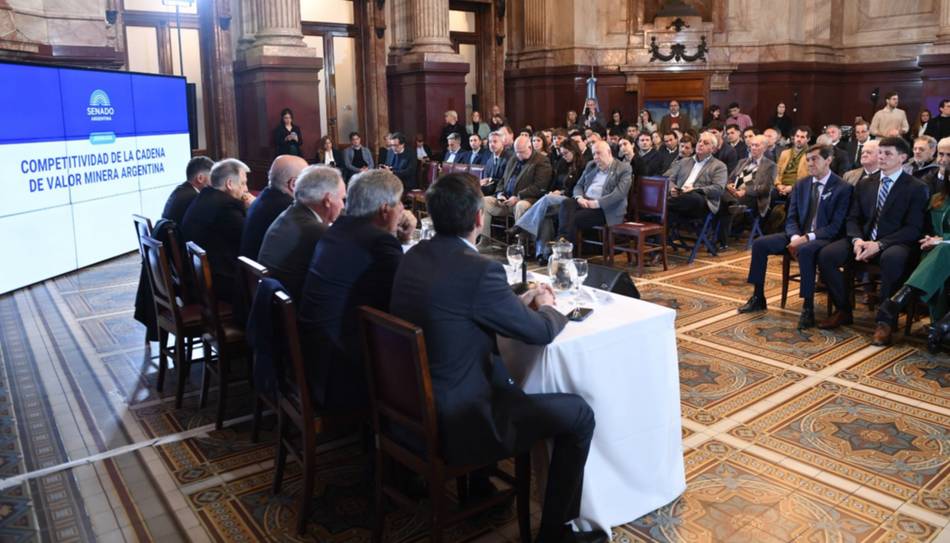 Tensión entre los proveedores de la minería por la apertura o la prioridad local- Tensión entre los proveedores de la minería por la apertura o la prioridad local