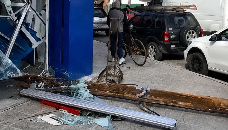 VIDEO. Un camión se enganchó con los cables y causó un desastre: postes caídos, autos dañados y un negocio destrozado