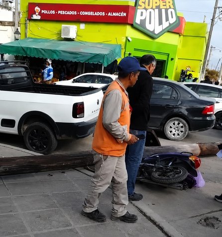 VIDEO. Un camión se enganchó con los cables y causó un desastre: postes caídos, autos dañados y un negocio destrozado